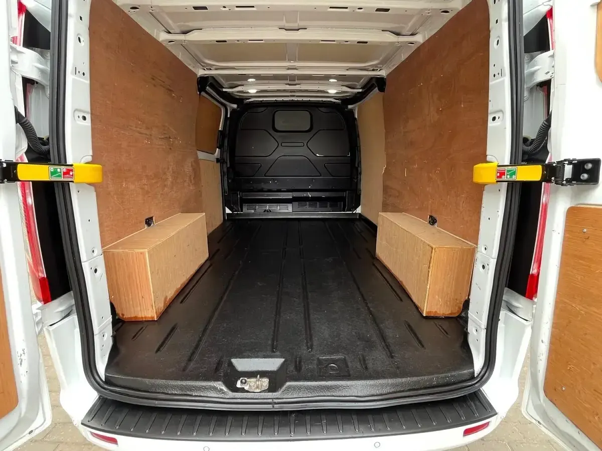 Used Ford Transit Custom Limited 130 HP (95 kW) 2021 White Van