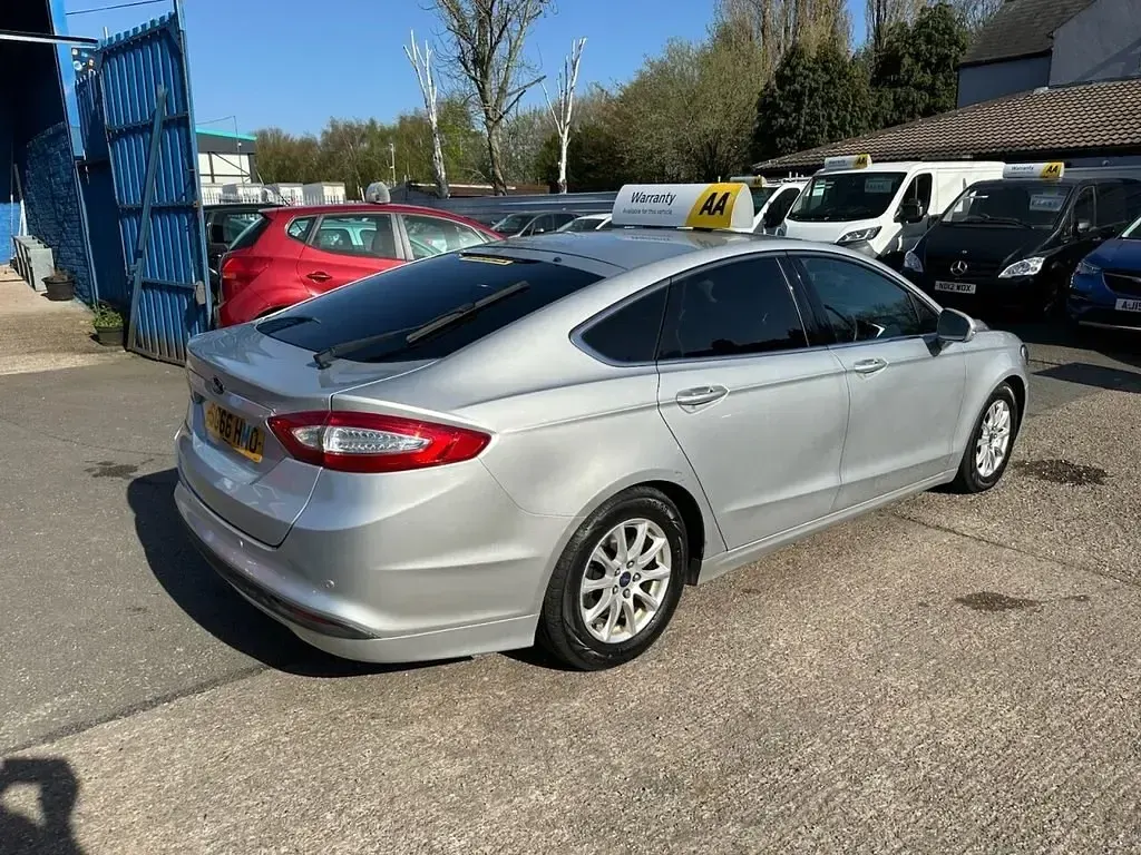 Używany Ford Mondeo Zetec 150 KM (110 kW) 2016 Srebrny Hatchback