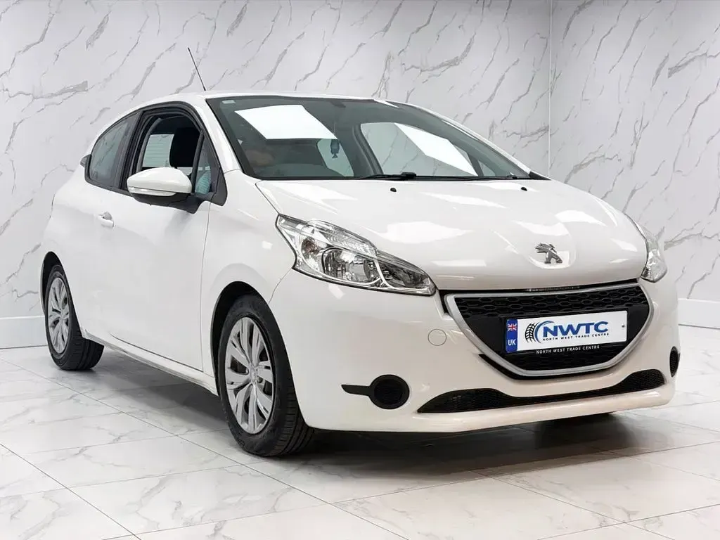 Used Peugeot 208 Access 70 HP (51 kW) 2015 White Hatchback
