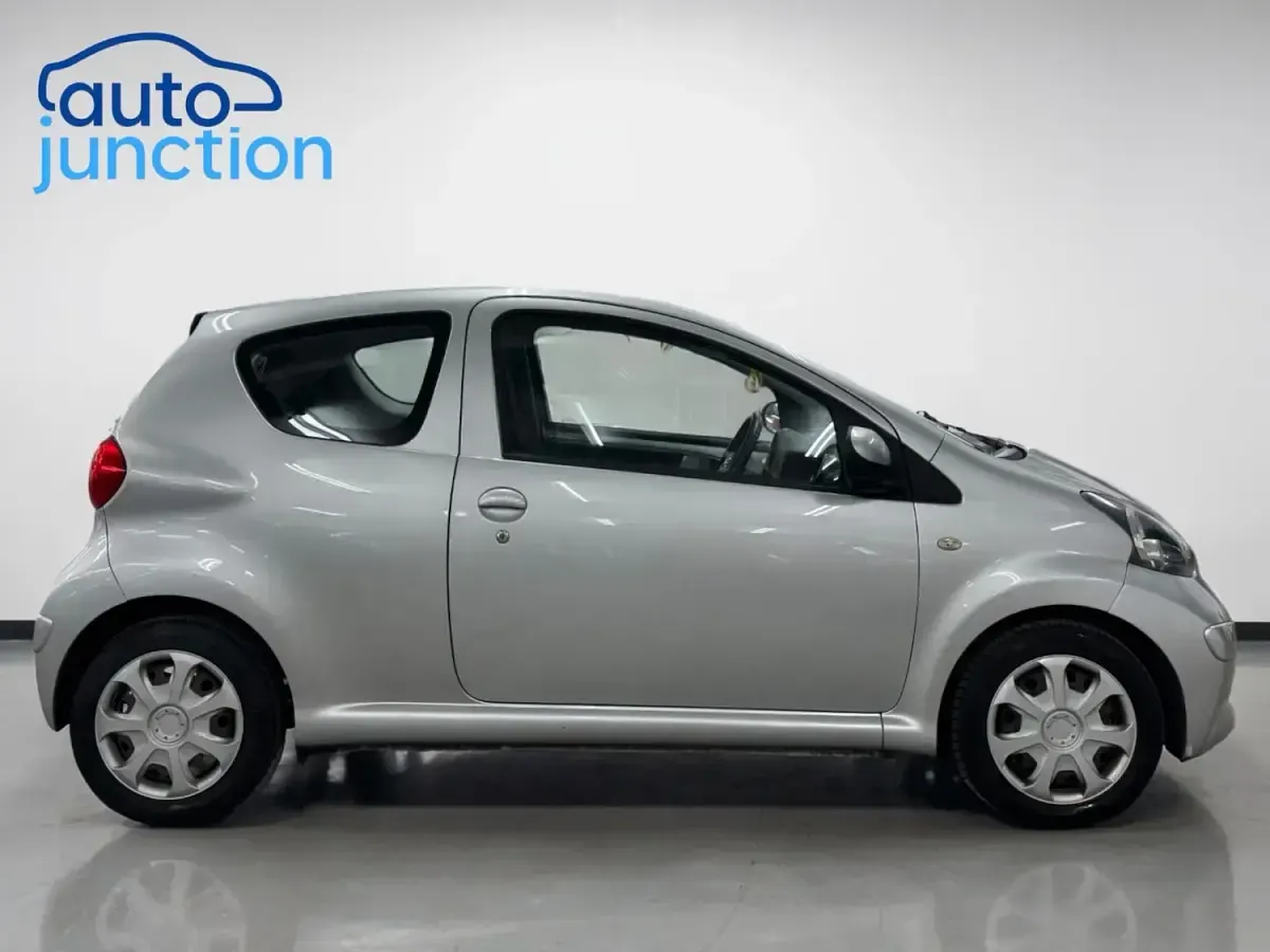 Used Toyota Aygo 67 HP (49 kW) 2007 Silver Hatchback
