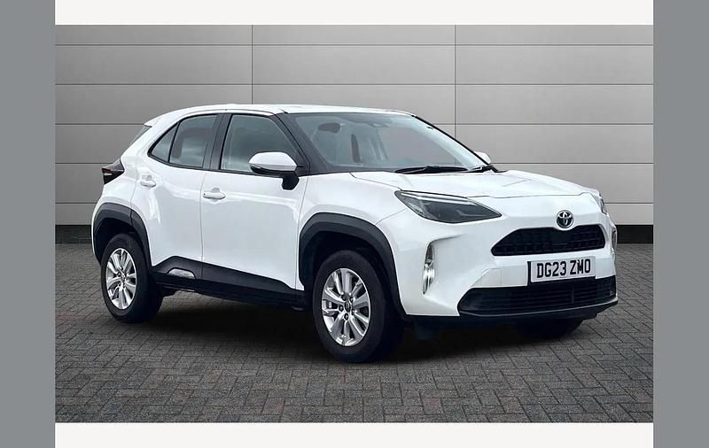 White Used 2023 Toyota Yaris Hybrid SUV | £17,995 (Good price) - Image 1/4