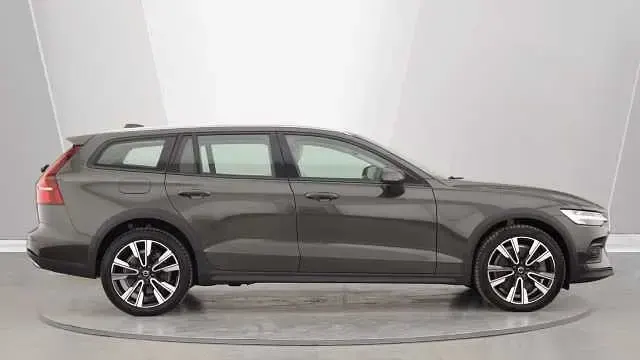 Used Volvo V60 CC 250 HP (183 kW) 2022 Estate