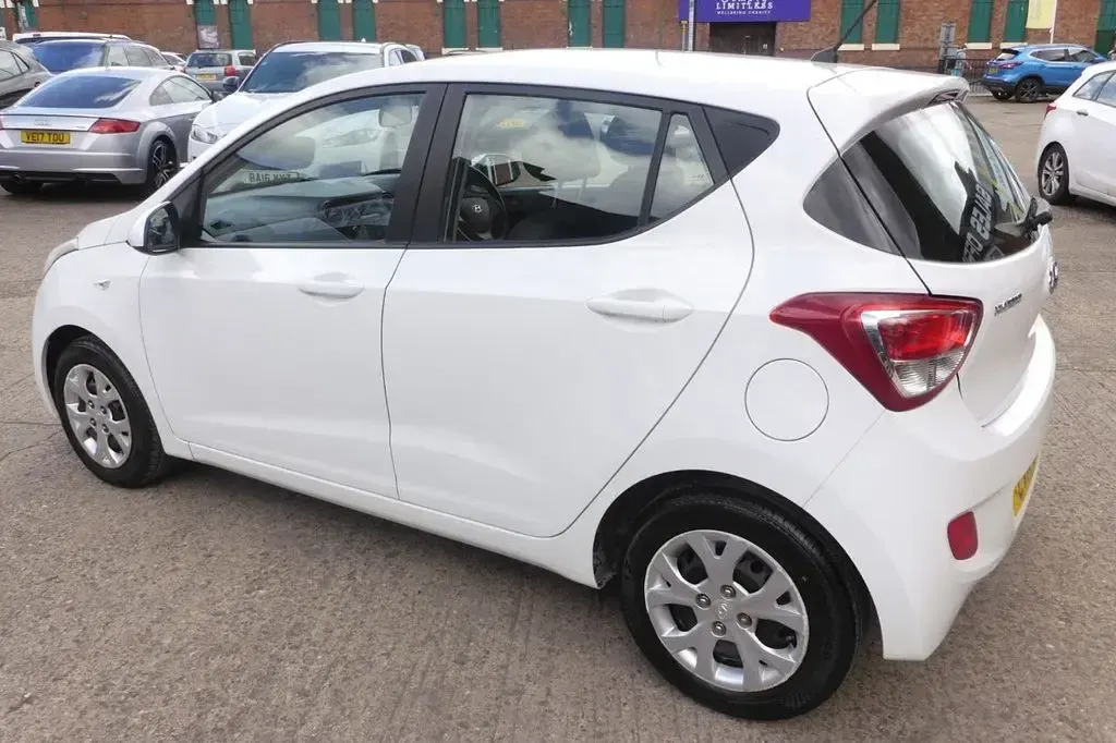 Used Hyundai i10 SE 67 HP (49 kW) 2014 White Hatchback