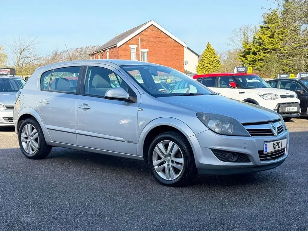 Used Vauxhall Astra 115 HP (84 kW) 2010 Silver Hatchback
