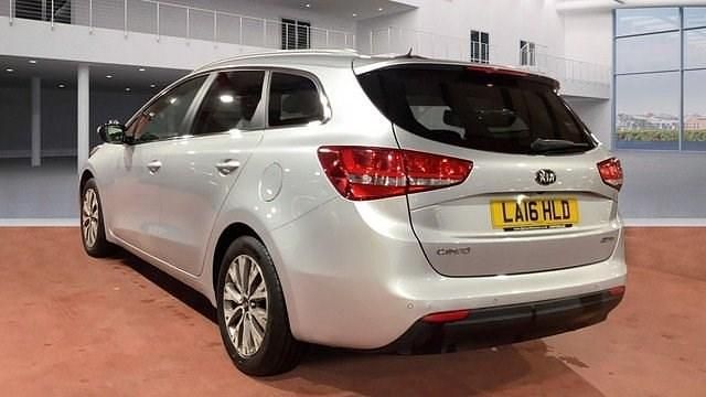 Używany Kia Ceed 134 KM (98 kW) 2016 Srebrny Hatchback