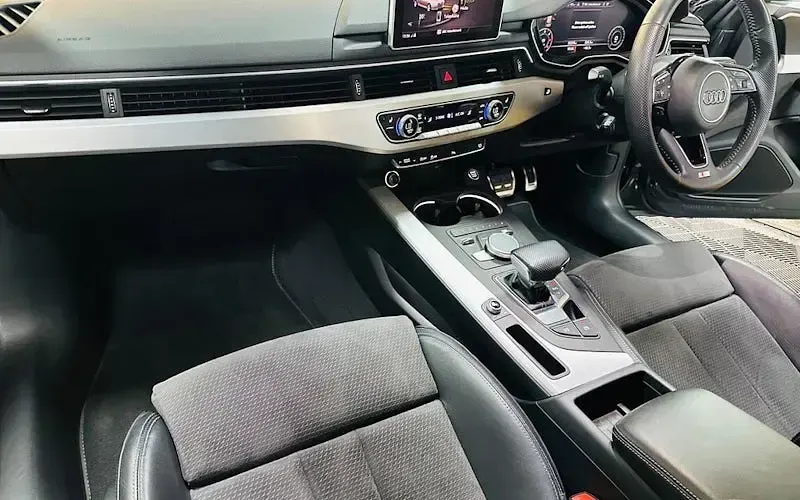Begagnad Audi A4 S-Line 190 HK (139 kW) 2019 Grå Kombi