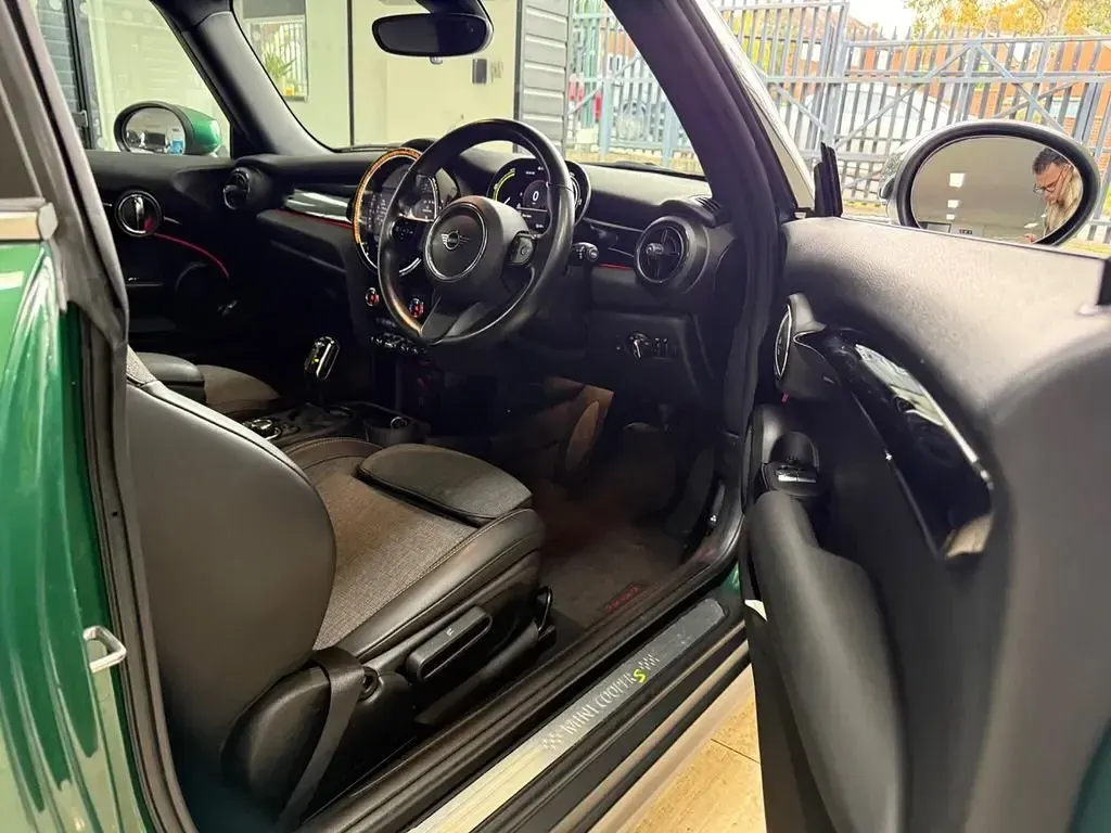 Usado Mini Cooper SE Hatch 135 kW (184 CV) 2021 Verde Utilitario