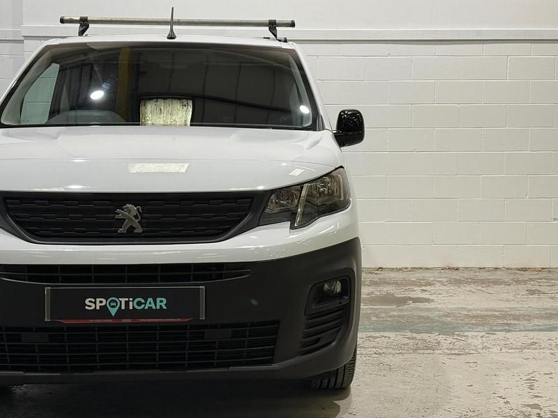 Used Peugeot Partner Premium 100 HP (73 kW) 2022 White MPV