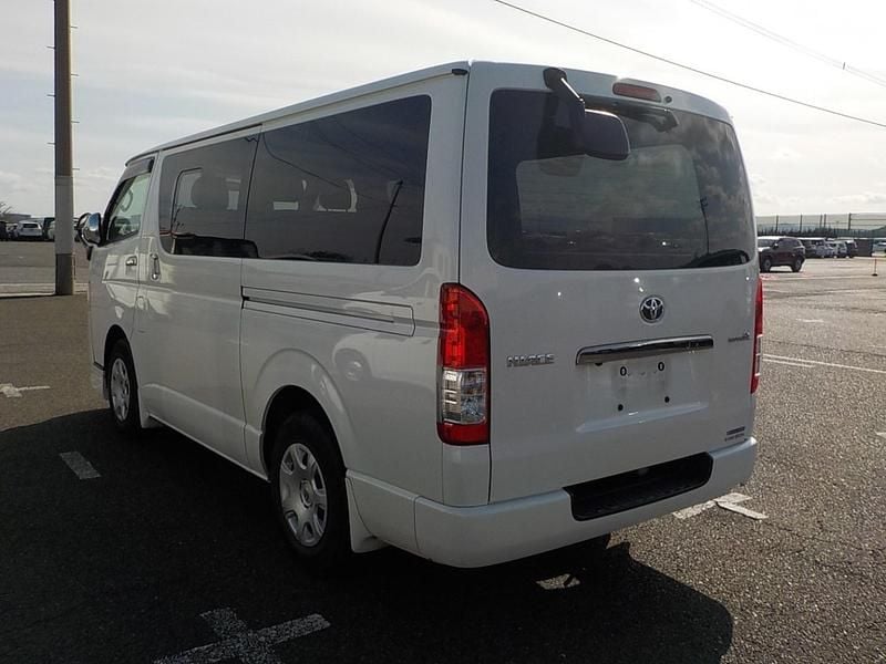 Used Toyota HiAce 2010 White MPV