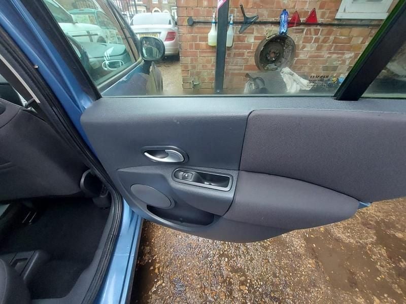 Used Renault Grand Modus Dynamique 86 HP (63 kW) 2009 Blue MPV