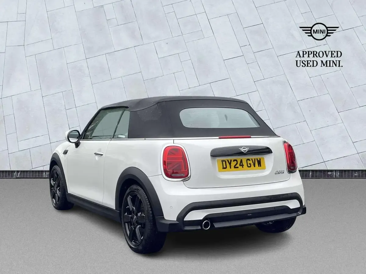 Used Mini Cooper Classic 134 HP (98 kW) 2024 White Hatchback