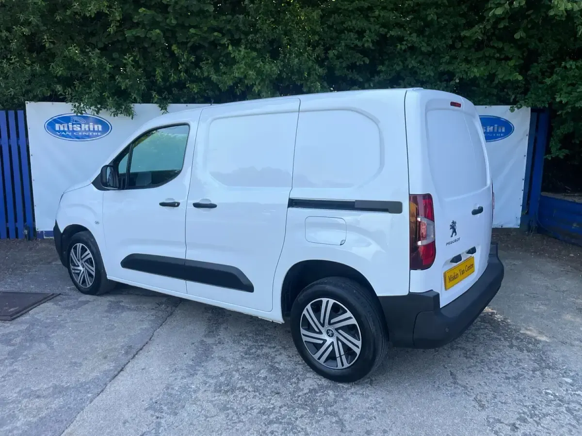 Used Peugeot Partner 131 HP (96 kW) 2020 White MPV