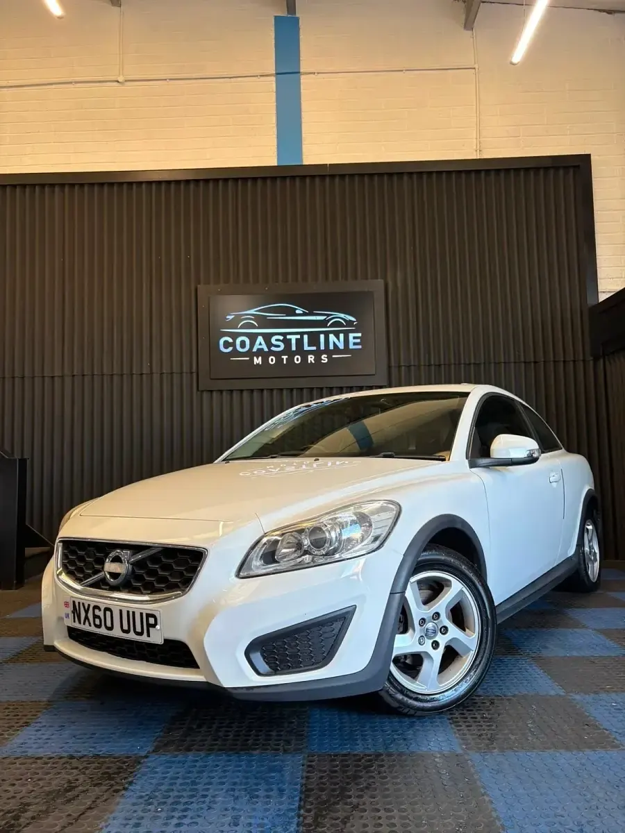 Used Volvo C30 100 HP (73 kW) 2010 White Hatchback