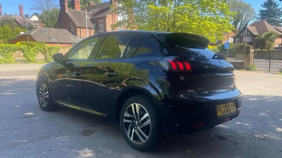 Second-hand Peugeot 208 Allure Premium 99 CP (72 kW) 2022 Negru Hatchback
