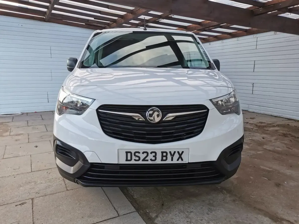 Begagnad Vauxhall Combo 2023 Vit Minibuss