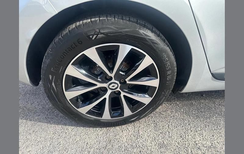 Used Renault Clio V Iconic 90 HP (66 kW) 2022 Silver  Hatchback