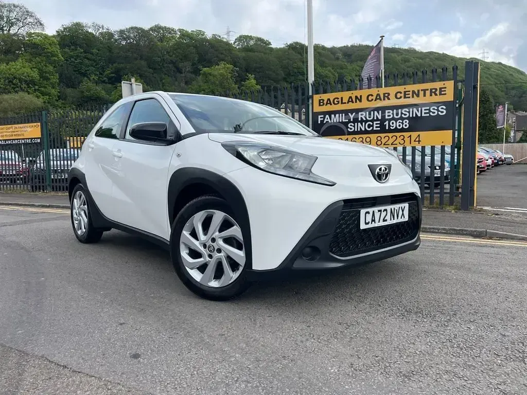 Used Toyota Aygo X PURE 72 HP (52 kW) 2022 White SUV