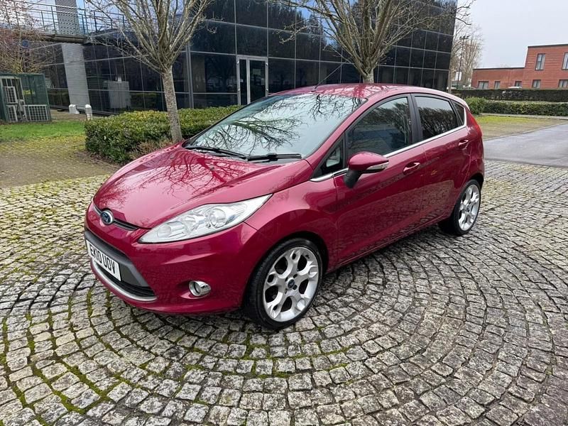 Usado Ford Fiesta Titanium 118 HP (86 kW) 2010 Vermelho Citadino