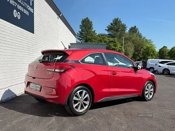 Used Hyundai i20 SE 84 HP (61 kW) 2015 Red Coupe