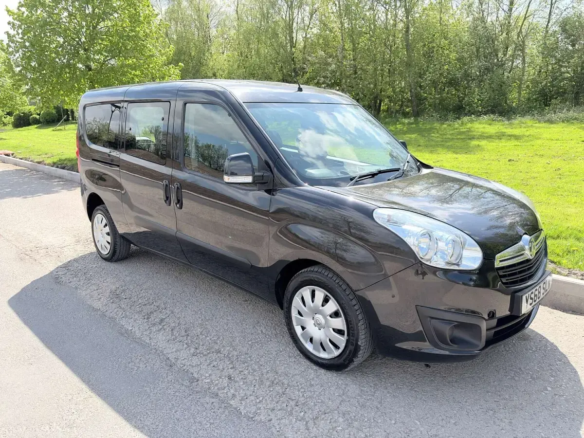 Used Vauxhall Combo 95 HP (69 kW) 2019 Black MPV