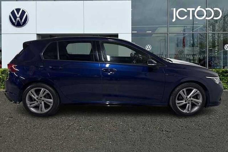 Second-hand VW Golf VIII R-line 150 CP (110 kW) 2023 Albastru Hatchback