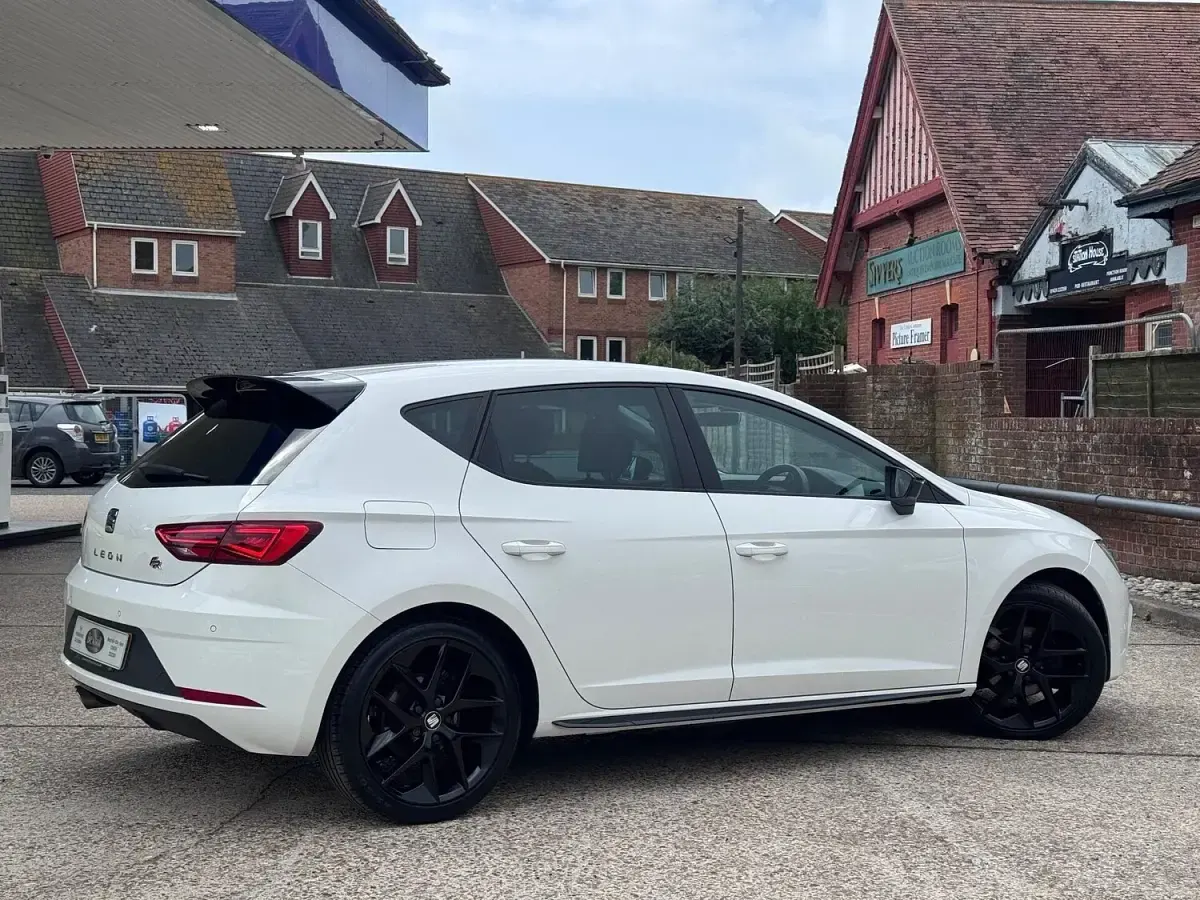 Used Seat Leon FR 125 HP (91 kW) 2017 White Hatchback