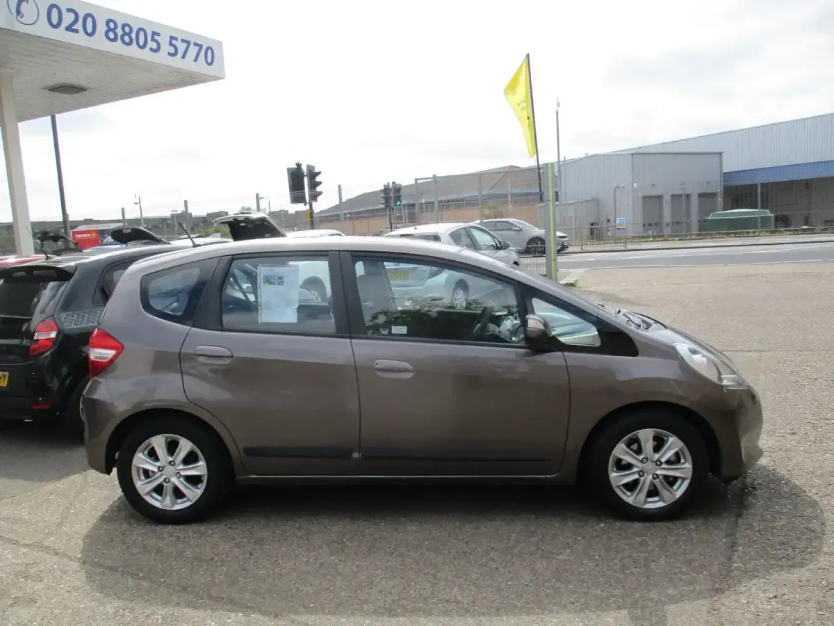 Begagnad Honda Jazz ES 100 HK (73 kW) 2011 Brun Halvkombi
