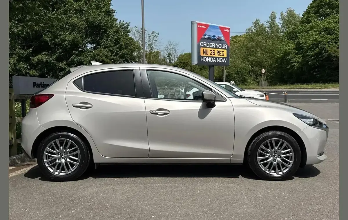 Usado Mazda 2 Inclusive 88 HP (64 kW) 2022 Prateado Citadino