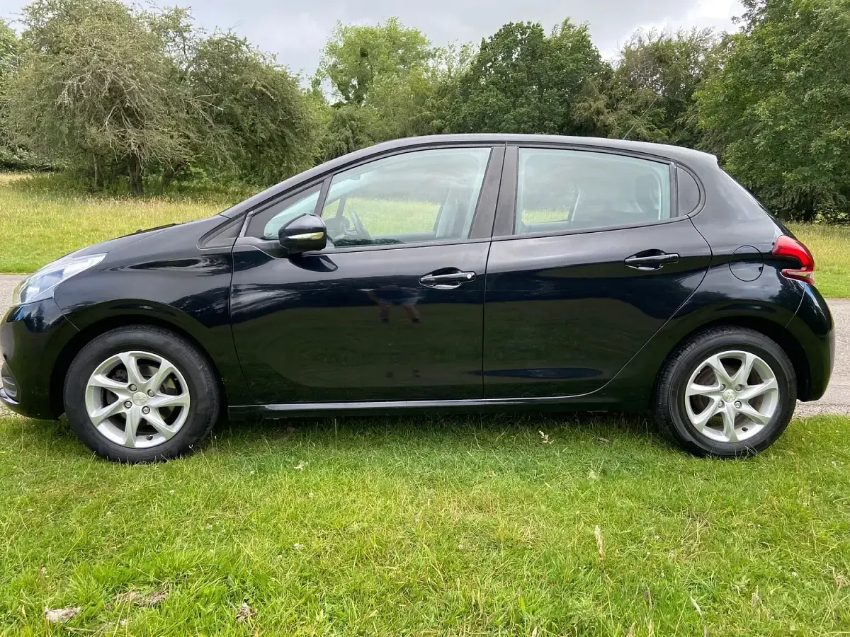 Used Peugeot 208 Active 82 HP (60 kW) 2016 Black Hatchback