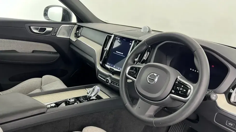 Second-hand Volvo XC60 Ultimate 449 CP (330 kW) 2023 Argintiu SUV