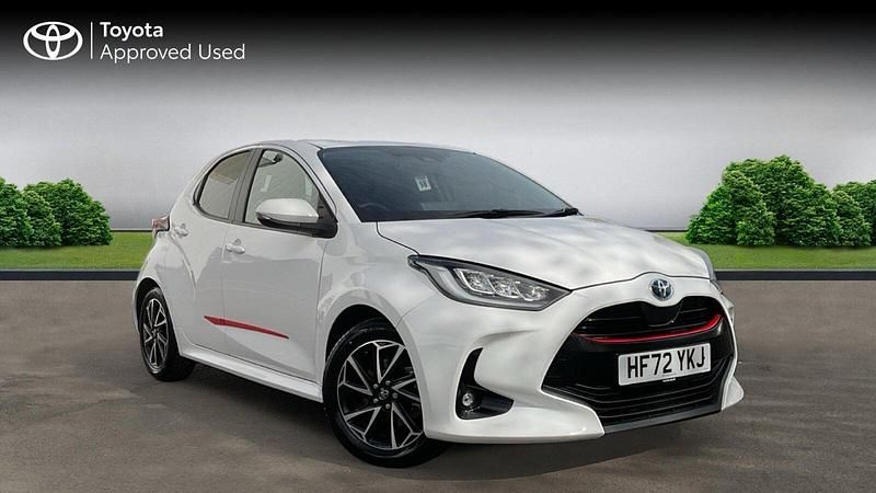 Used Toyota Yaris Hybrid Design 116 HP (85 kW) 2022 White Hatchback