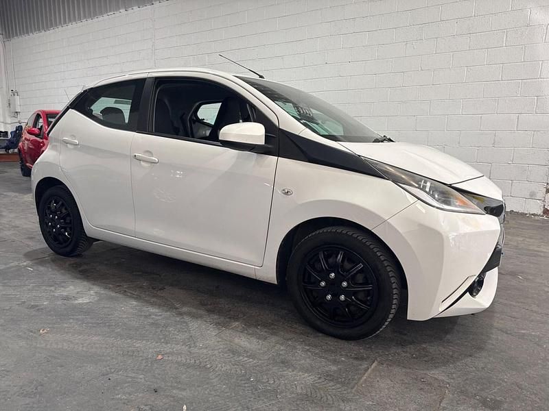 Used Toyota Aygo X-play 68 HP (50 kW) 2016 White Hatchback