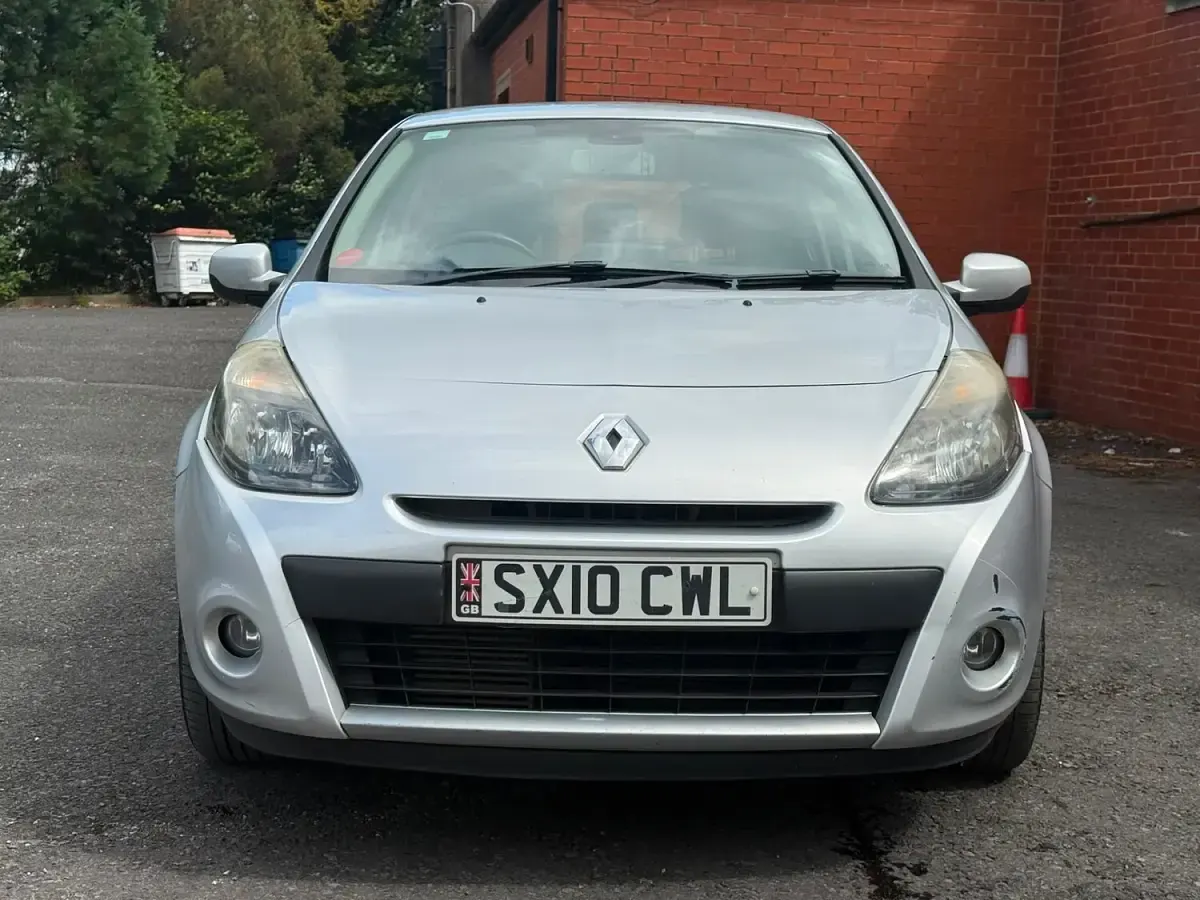 Used Renault Clio Privilege 86 HP (63 kW) 2010 Silver Hatchback