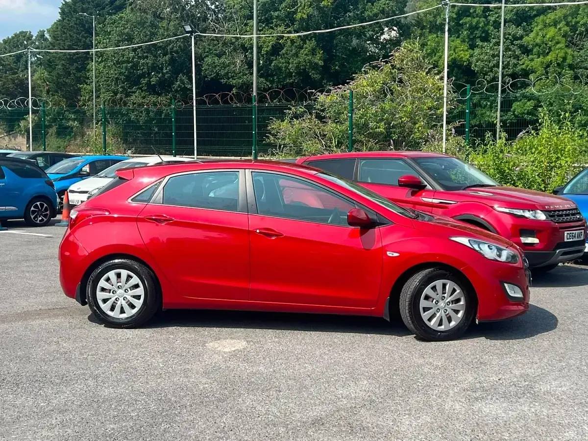 Used Hyundai i30 2016 Red Hatchback