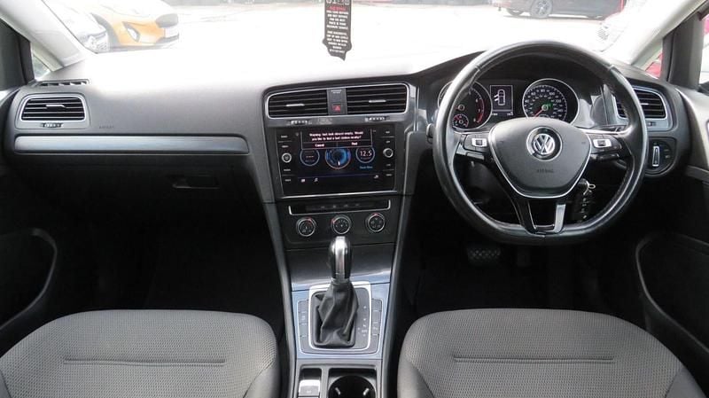 Begagnad VW Golf VII Match 2019 Vit Halvkombi