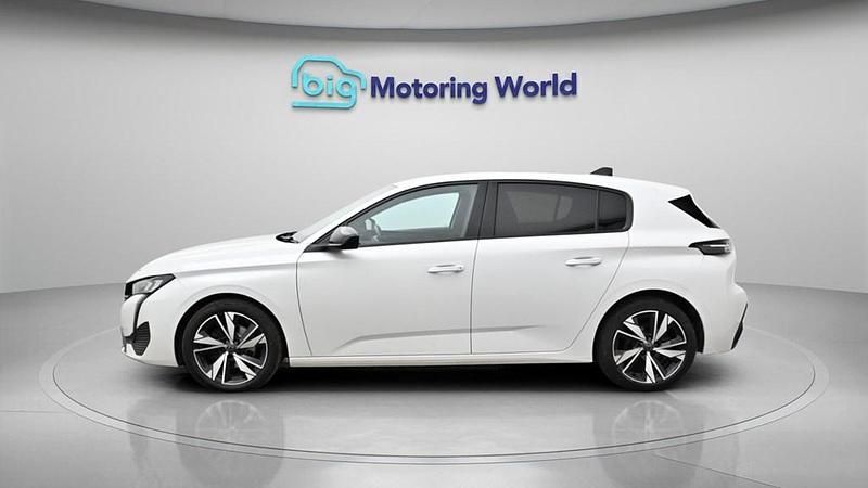 Used Peugeot 308 Allure 130 HP (95 kW) 2022 White Hatchback