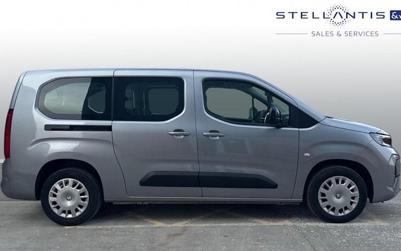 Used Vauxhall Combo Design Edition 100 kW (136 HP) 2024 Blue MPV