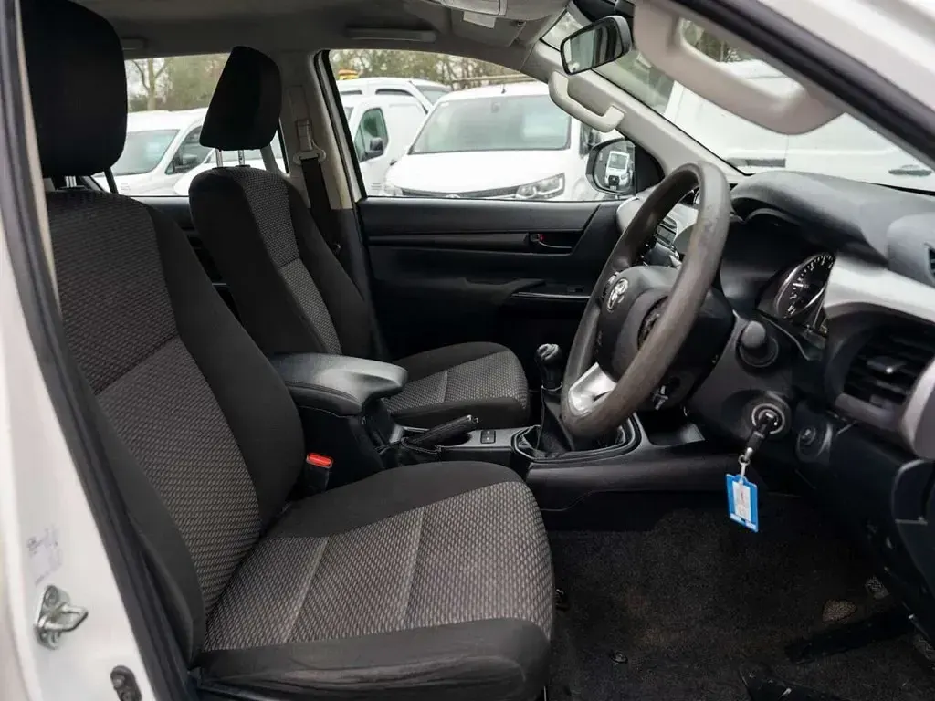 Używany Toyota HiLux Active 150 KM (110 kW) 2022 Biały Pickup