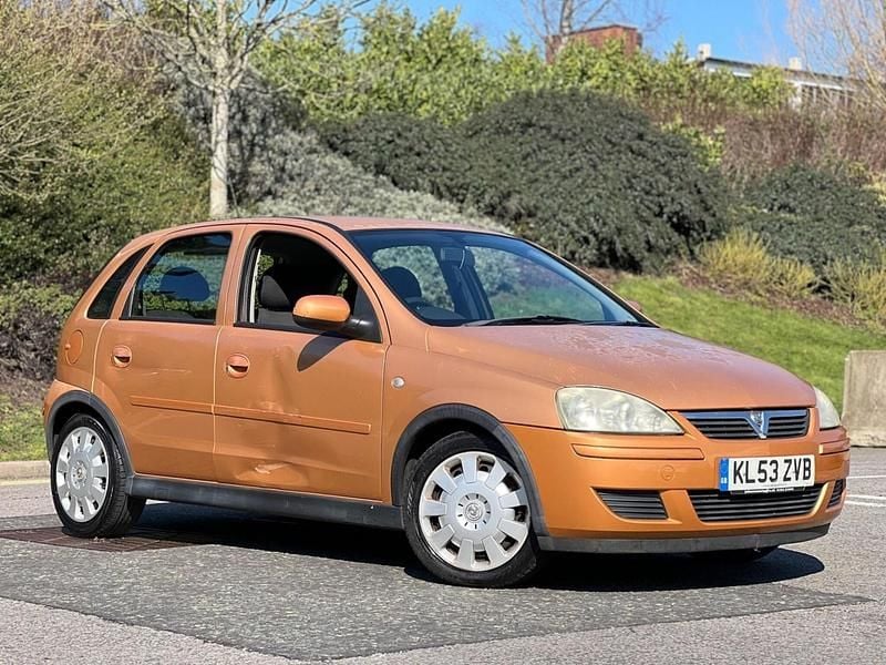 Used Vauxhall Corsa Design Edition 79 HP (58 kW) 2003 Gold Hatchback