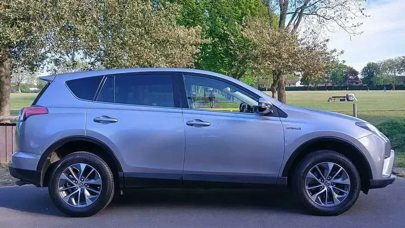 Used Toyota RAV4 197 HP (144 kW) 2018 Silver SUV