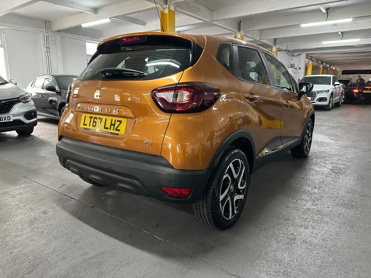 Used Renault Captur Dynamique 90 HP (66 kW) 2017 Orange SUV