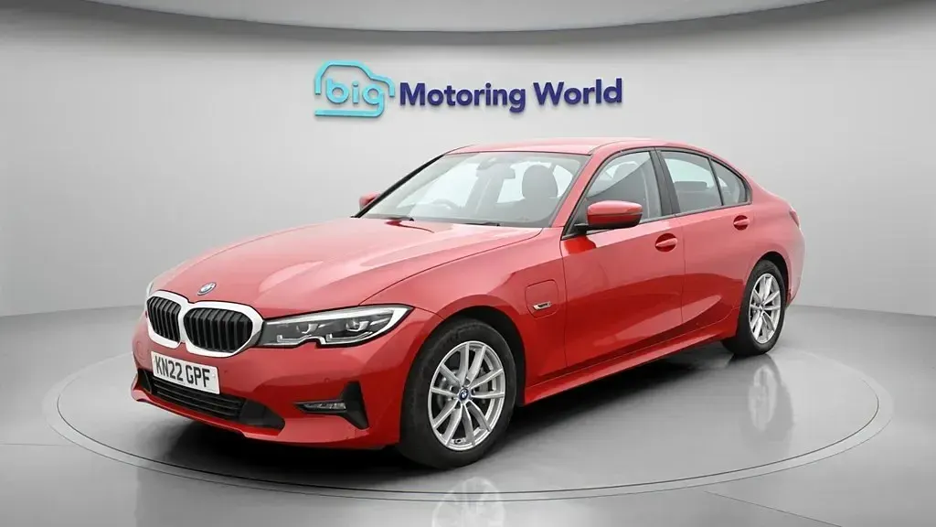 Begagnad BMW 330e 292 HK (214 kW) 2022 Röd Sedan