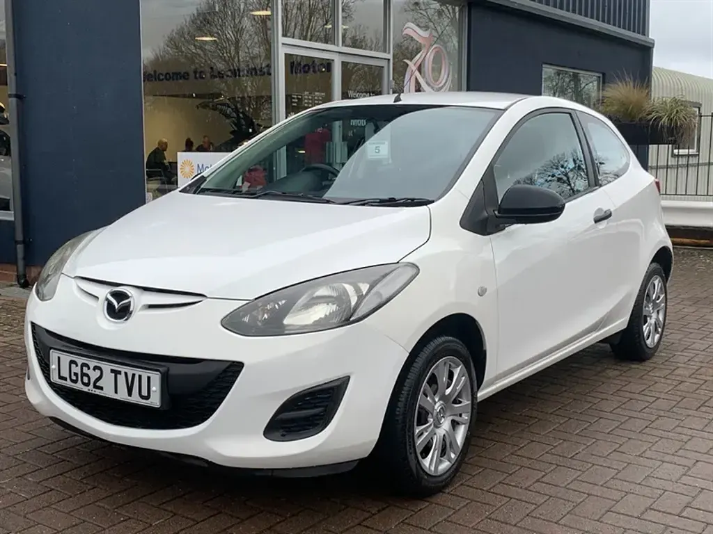 Used Mazda 2 75 HP (55 kW) 2012 White Hatchback