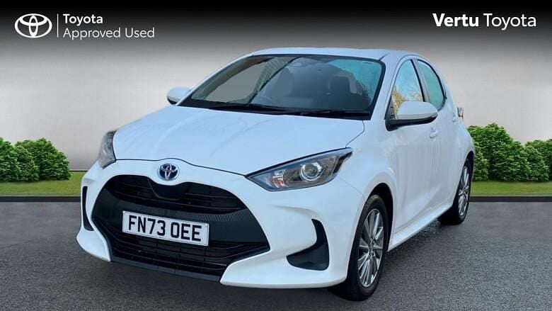 Used Toyota Yaris Hybrid 116 HP (85 kW) 2023 White Hatchback