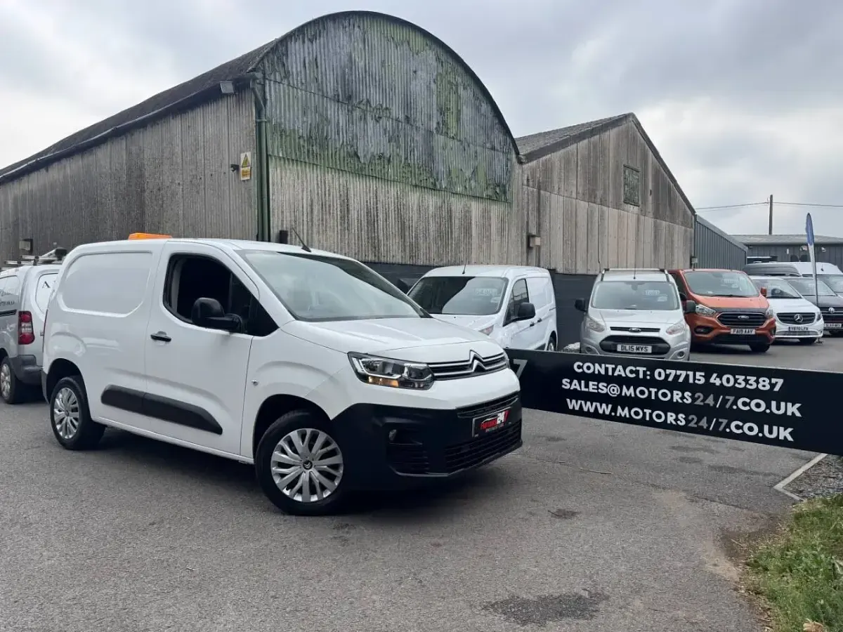Used Citroën Berlingo Start 100 HP (73 kW) 2019 White MPV