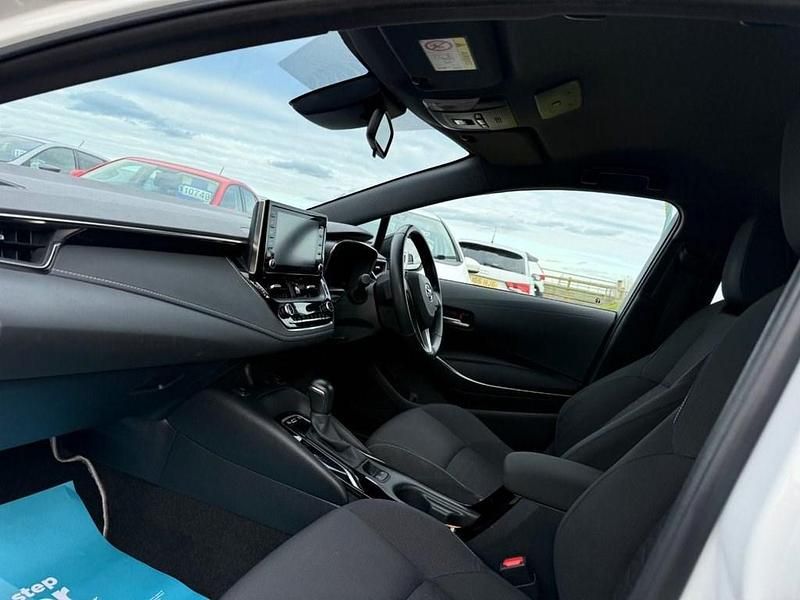 Used Toyota Corolla 122 HP (89 kW) 2021 White Hatchback