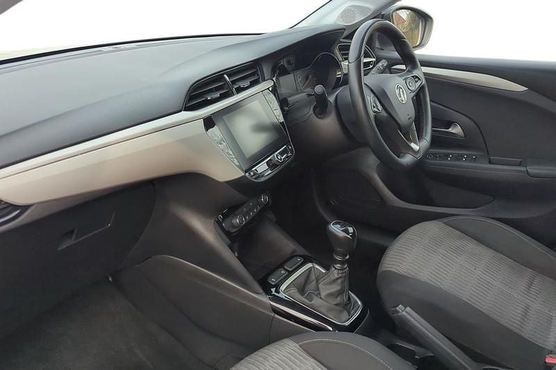 Used Vauxhall Corsa Design Edition 101 HP (74 kW) 2022 White Hatchback