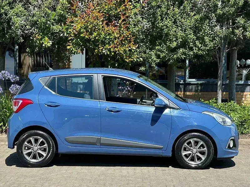 Used Hyundai i10 Premium 67 HP (49 kW) 2015 Blue Hatchback