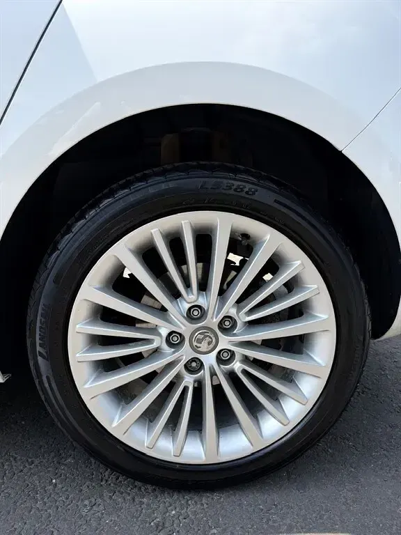 Used Vauxhall Astra Elite 2016 White Hatchback