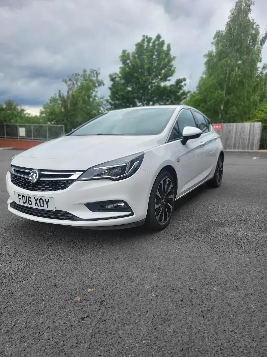 Used Vauxhall Astra SRi 136 HP (100 kW) 2016 White Hatchback